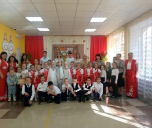 Литературно‑музыкальную композицию «Ваш возраст - золото»